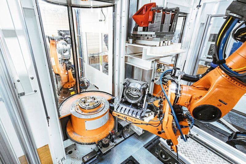 Den automatisierten Materialtransport von der Werkzeugmaschine zur Nacharbeitszelle, wo die bearbeiteten Metallteile gefinisht werden, übernimmt der Kuka-Roboter. (Kuka)