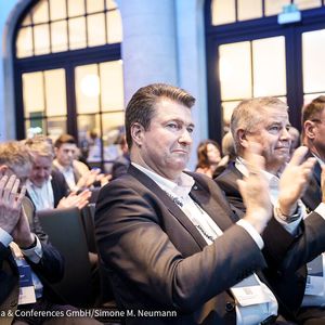 Die Veranstaltung bringt rund 500 Expertinnen und Experten aus Krankenhäusern, Wissenschaft, Industrie, Politik und Rechtspflege zusammen – mit dem Ziel, die Gesundheitsversorgung effizienter, digitaler und zukunftsfähiger zu gestalten.(Bild:  © Wegweiser Media & Conferences GmbH / Simone M. Neumann)