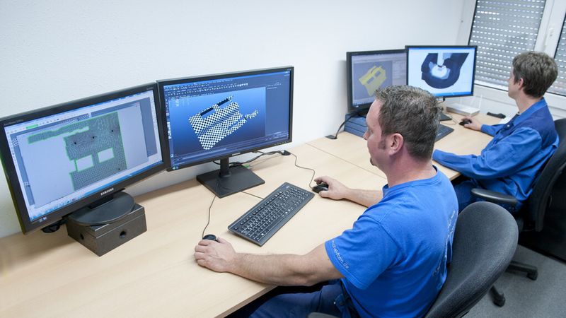 Die komplette Prozesskette: Vom Iges der Form, zur Übertragung der Textur, bis hin zum fertig-texturierten Spitzgussteil. (Bild: DMG Mori)