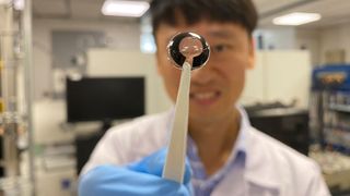 Diese ultradünne Batterie wird mit einer Kochsalzlösung betrieben und kann Kontaktlinsen der Zukunft mit Strom versorgen. (Bild: NTU)