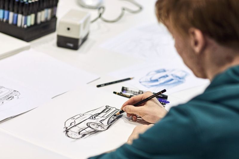 Mit viel Engagement und Leidenschaft bringen Nachwuchskräfte der Skoda-Akademie ihre kreativen Ideen zum siebten Azubi Concept Car zu Papier. (Bild: Skoda)