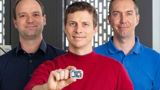 Die TU-Forscher Daniel Froß (link), Dr. Marko Rößler (Mitte) und Marcel Putsche (rechts) haben eine Indoor-Navigation geschaffen, die mithilfe von Mikrochips und Minisatelliten die exakte Navigation in Gebäuden ermöglicht.  (Bild: Bildarchiv TU Chemnitz)