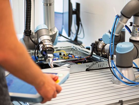 Advanced-Robotics-Anwendungen wie die Montage biegsamer Kabel sind eine große Herausforderung für die klassische Roboterprogrammierung. Advanced-Robotics-Anwendungen wie die Montage biegsamer Kabel sind eine große Herausforderung für die klassische Roboterprogrammierung.