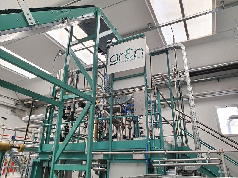 Derzeit werden die ersten Modellanlagen aufgebaut mit dem Kernstück der gr3n-Technologie dem patentierten Mikrowellenreaktor, der den Depolymerisationsprozess einleitet. (Bild: gr3n)