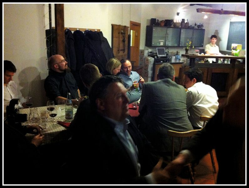 Auch das ist Edelstahlkolloquium in Rauenberg: Mit Hausmannskost und leckeren Weinen wurde die Basis für interessante Gespräche gelegt – für so manchen fanden diese fast kein Ende. (Bild: Kuhn)