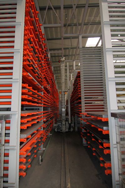 Für die effiziente und wirtschaftliche Lagerung sorgt ein doppelseitiges Kasto-Blechlager vom Typ Uniline 3.0. (Bild: Kasto)