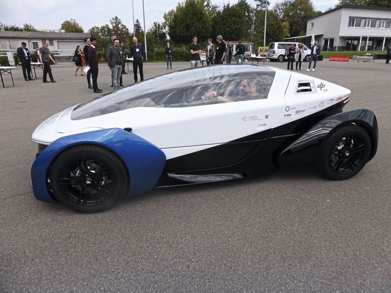 Das Konzeptfahrzeug des DLR soll zu einem markttauglichen Roadster mit Brennstoffzellenantrieb weiterentwickelt werden. Das Konzeptfahrzeug des DLR soll zu einem markttauglichen Roadster mit Brennstoffzellenantrieb weiterentwickelt werden.