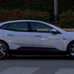 An der Front fallen die doppelstöckigen Scheinwerfer-LED-Augen auf, am hinteren Ende die durchgehenden Rückleuchten.(Bild:  Polestar)