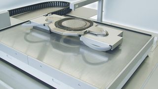 Das X-Y-Positioniersytem basiert auf Planarmotor-Technologie. Der Planarstator wird in Hybrid-Bauweise aus Stahl und Aluminiumschaum hergestellt. (Bild: Idam)