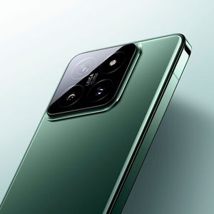 Das Xiaomi 14 verfügt über eine Dreifachkamera mit einer 23-mm-Hauptkamera einem 14-mm-Ultra-Weitwinkel sowie einem 75-mm-Teleobjektiv.(Bild:  Xiaomi)