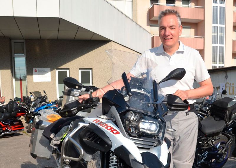 Motorrad vollgetankt, Guide ausgeschlafen: Wolfgang Michel führte …  (Bild: Michel/»kfz-betrieb«)
