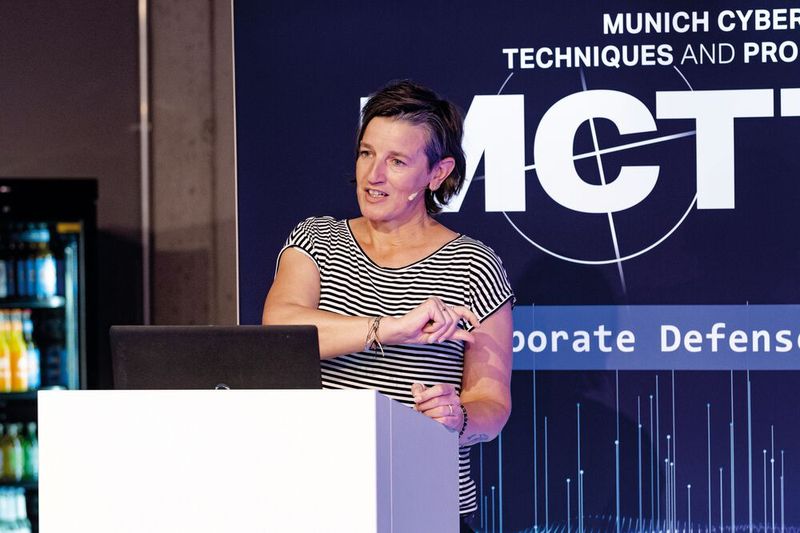 Janka Kreißl, Senior Consultant bei Dunkelblau, sprach über die Notwendigkeit der klaren und offenen Kommunikation in Unternehmen, wenn diese einem Angriff zum Opfer fielen. (Bild: Vogel IT-Akademie)