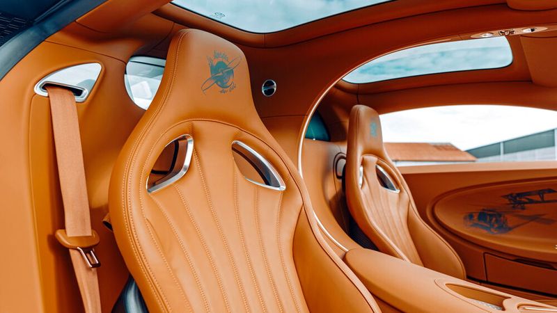 In den Türinnenverkleidungen finden sich Jagdszenen aus der Fliegerei. (Bild: Bugatti)