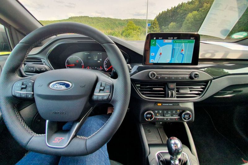 Das Navigationssystem mit einem acht Zoll großen Touchscreen ist genauso wie das unten abgeflachte Lederlenkrad und eine Klimaanlage serienmäßig verbaut. Die Frontpassagiere sitzen auf Recaro-Sportsitzen, die einen guten Seitenhalt bieten, ohne einzuengen. (Mauritz/»kfz-betrieb« )
