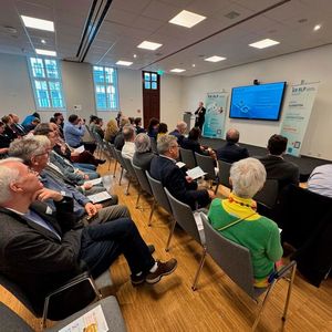 Im Eltzer Hof in Mainz feierte die klinische Krebsregistrierung ihr zehnjähriges Bestehen. Die Teilnehmenden blickten auf eine Dekade voller Erfolge und Meilensteine zurück: Seit 2016 werden flächendeckend stationäre und ambulante Patientendaten erfasst – inzwischen liegen Daten von nahezu einer Million Krebspatientinnen und -patienten vor.  (Bild: © Institut für digitale Gesundheitsdaten RLP)