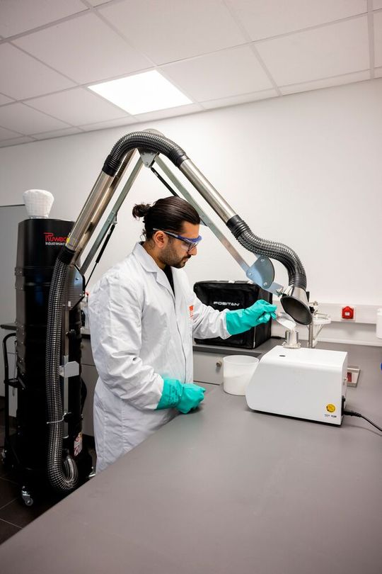 Feinarbeit in der Produktanalyse: Die Projektierung beginnt mit einer Analyse der  Eigenschaften des Pulvers oder Granulates, das gewogen oder dosiert werden soll. (Bild:  Ruwac Industriesauger)