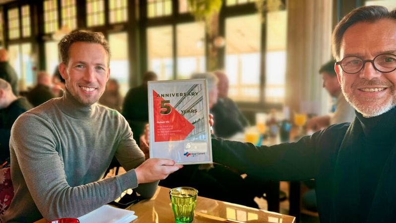 Anfang März gründete Real Garant eine neue Niederlassung in den Niederlanden. Ruben Vis (l.), seit fünf Jahren bei Real Garant, leitet die Niederlassung und berichtet direkt an Wim Vanackere (r.), Director Benelux. (Bild:  Real Garant)