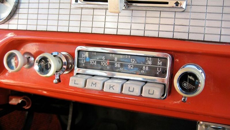 Ein Blaupunkt Köln aus dem Jahr 1958 in einem Ford Taunus.(Bild:  FORD Taunus 17M P2(TL) deLuxe Two door 1958 Radio Blaupunkt Köln /Yeti.bigfoot / CC BY )
