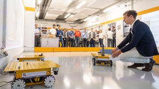 Produktion und Logistik der Zukunft: Im Smart Production Lab in Wolfsburg entwickelt Volkswagen die notwendige Technik, losgelöst von der laufenden Fertigung – aber in ihrer direkten Nähe. (Roland Hermstein)