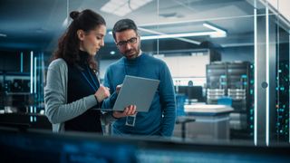 Auch wenn KI heute schon erstaunliche Ergebnisse liefern kann, ist die menschliche Kontrolle, Expertise und Kreativität immer noch gefragt. (Bild: Gorodenkoff - stock.adobe.com)