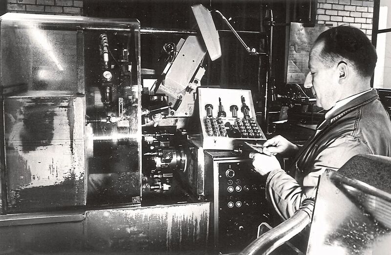 Fritz Weber contrôlant la qualité de fabrication d'un porte-pince.  
