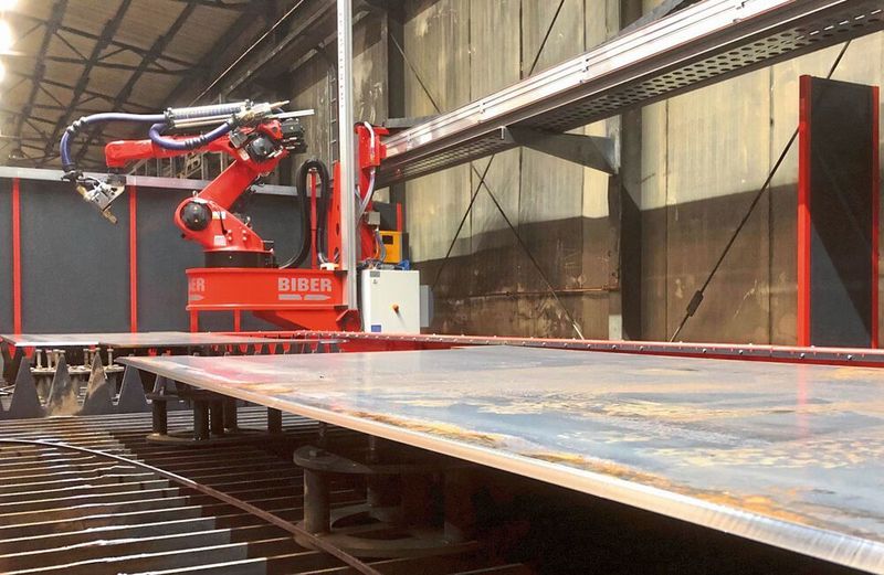 Durch einen speziellen Schneidtisch sind auch Unterfasen mit der robotergestützten Biber von ERL Automation problemlos machbar. (ERL)