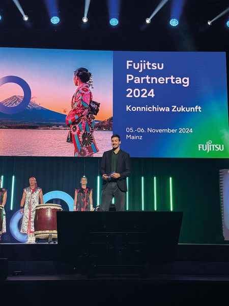 Lukas Voit, Fujitsu, begrüßt mit dem Motto des Tages ‚Konnichiwa Zukunft‘. (Bild: Vogel IT-Medien GmbH)