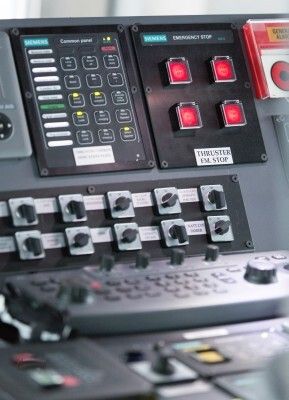 Integrierte Steuersysteme: Durch vollständige Integration der Steuersysteme für die Aggregate, die Schaltanlage, die Antriebssysteme und die Strahlruder wird ein reibungsloser Schiffsbetrieb gewährleistet. (Bild: Siemens)