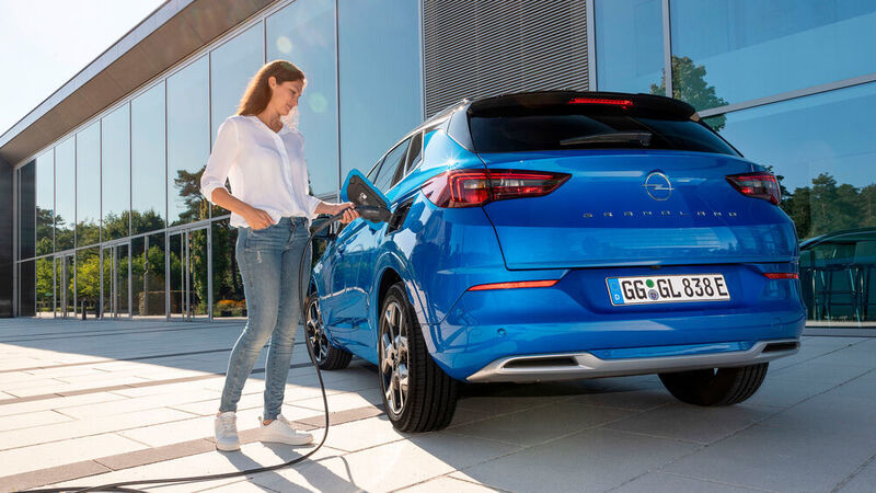 Die Plug-in-Versionen schaffen eine elektrische Reichweite von bis zu 64 Kilometern. (Opel)