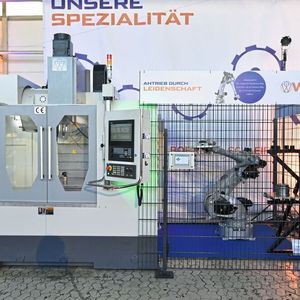 Dieses modular aufgebaute Bearbeitungszentrum samt Roboter war das Highlight der Neuentwicklungen auf der Hausmesse des Maschinenbauunternehmens Maschinen-Wagner Werkzeugmaschinen am 11. November in Renchen. In seiner finalen Ausbaustufe kann der Anwender damit 20 Stationen und bis zu 40 Paletten nutzen.