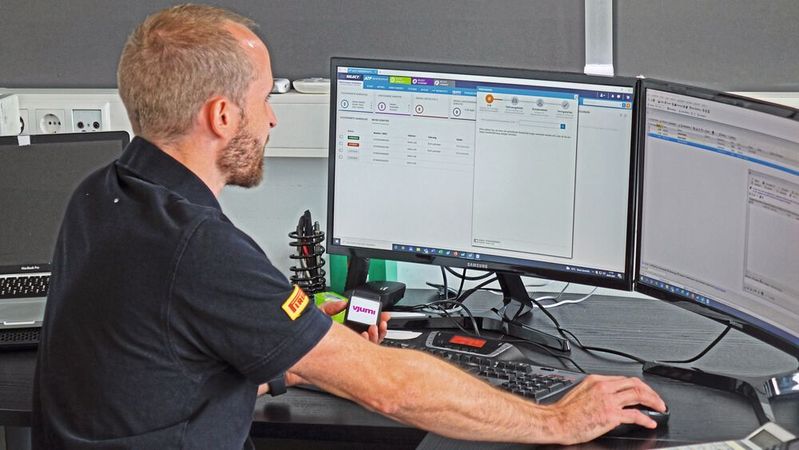 Per Vjumi bekommt der Kfz-Unternehmer Benachrichtigungen über Fehlermeldungen aus den Kundenautos direkt auf den Rechner und kann von dort aus eine erste Diagnose stellen.