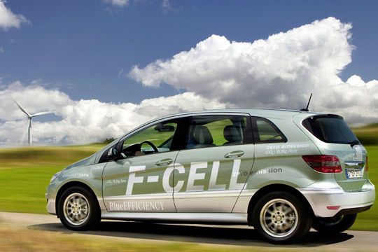 Die „F-Cell“-B-Klasse basiert auf der so genannten Sandwichboden-Architektur, die bereits aus der bisherigen A- und B-Klasse bekannt ist. Die Antriebskomponenten liegen geschützt und Platz sparend im Sandwichboden, sodass der Innenraum ohne Einschränkung nutzbar ist und ein Kofferraumvolumen von 416 Litern zur Verfügung steht. (Archiv: Vogel Business Media)