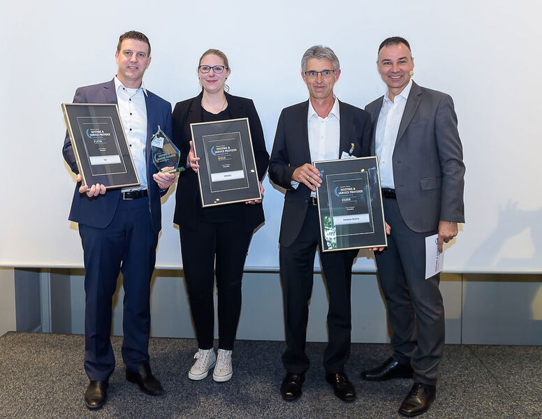 Jury-Mitglied Gerd Simon (rechts im Bild) beglückwünscht die Gewinner in der Kategorie „Webhosting“: 1&1 Internet (Platin), Strato (Gold) und Hetzner Online (Silber). (Marko’s Photography / Marko Kovic)