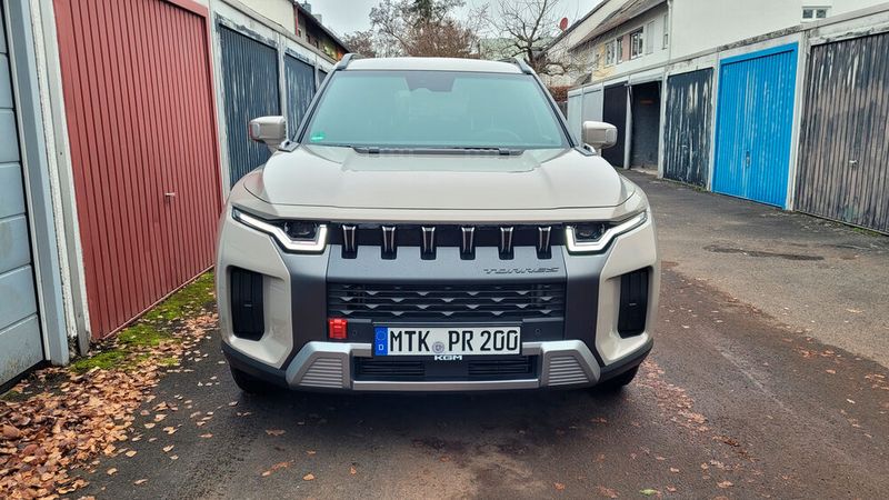 Die Optik: Der Torres war das erste Modell, der (noch als Ssangyong) das KGM-Familiengesicht bekam, das inzwischen alle neuen Modelle haben. Das wirkt modern und stimmig.  (Bild: Wehner - VCG)