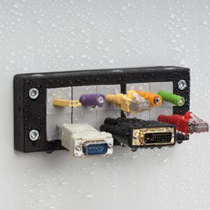 Das teilbare Kabeleinführungssystem zum Einführen konfektionierter Leitungen erfüllt die Schutzart IP65.