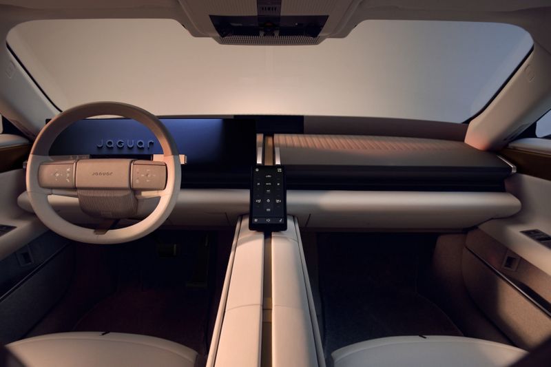 Das Cockpit verzichtet nahezu auf Taster und Schalter. (Bild: JLR)