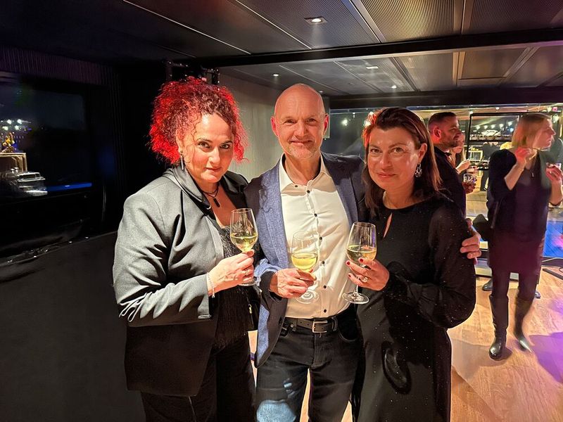 Michael Vorberger (Samsung) ahnt, dass er von Besa (IT-BUSINESS) oder Martina Brückner (Brodos) gleich zum Tanzen aufgefordert wird. (Bild: Vogel IT-Medien)