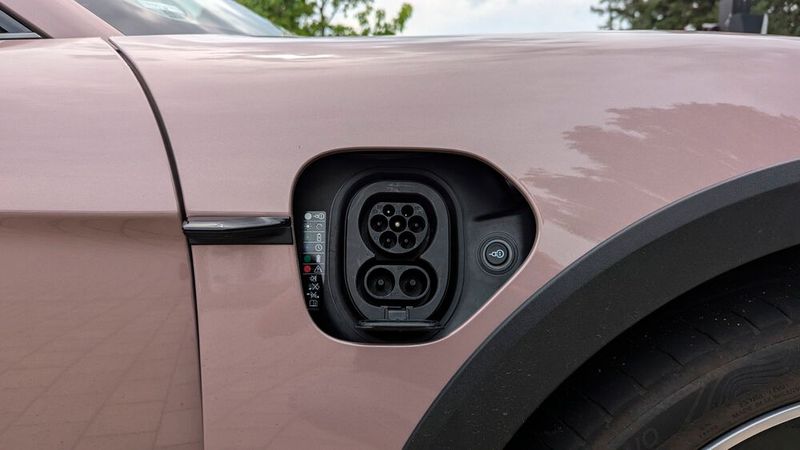 Der Porsche trägt seine Ladeports vorn am Kotflügel. Vielleicht nur aus Tradition, weil hier beim 911er der Tankdeckel sitzt – aber wir finden es auch ungemein praktisch. Ladeports? Ja, denn es gibt zwei: rechts den CCS-Anschluss ... (Bild: Rosenow – VCG)