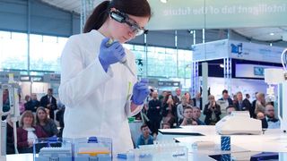 Während der Sonderschau Smartlab fanden 2015 auch mehrmals am Tag Live-Vorführungen statt. (Deutsche Messe)