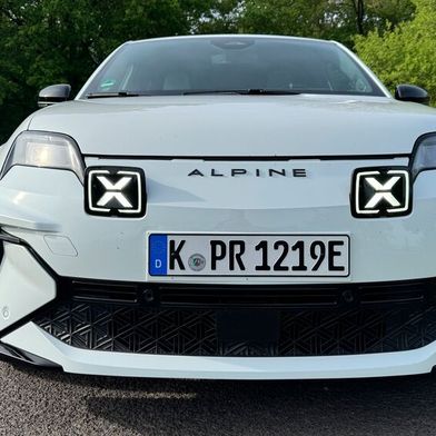 Mit den X-förmigen Scheinwerfern fällt die Alpine A290 im Straßenbild auf. (Bild: Achter – VCG)