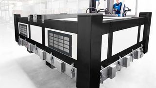 Die Haube der Li-Ion-Akku-Transportbox XL von Denios kann mithilfe von Gabelstaplern oder Kranen bewegt werden. (Bild: Denios)