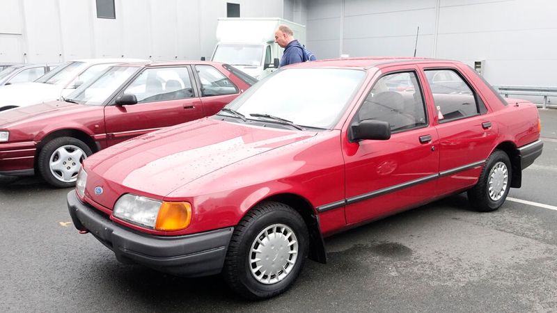 Dürfte auf einen überschaubaren Interessentenkreis gewartet haben: ein Ford Sierra aus erster Hand mit Biedermeier-Motorisierung (75 PS) in Rentnerrot. Der Preis: 2.950 Euro. (Bild: Dominsky – VCG)