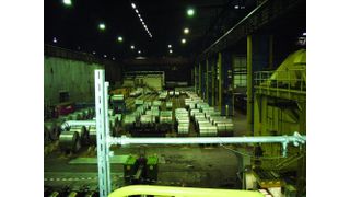 Bild 1: Blick vom Dressiergerüst auf die bis zu 45 Tonnen schweren Coils; die Minifog- Löschdüsen im Vordergrund sind durch Abdeckungen geschützt. (Archiv: Vogel Business Media)