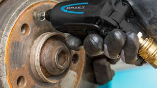 Ein Schlagschraubendreher mit Bitaufnahme erleichtert das Lösen von kleinen Verschraubungen an mitdrehenden Bauteilen. (Hazet)