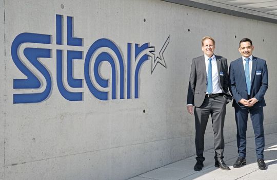 Mit der Eröffnung des European Solution Centers setzt die Star Micronics AG ein klares Bekenntnis zum Standort Schweiz (v.l.n.r.: Remo Kneringer, CEO (ad interim), und Ryan-John Allmann, Projektmanager).(Bild:  Nastassja Neumaier, VCG)