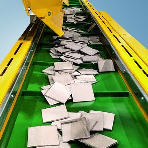 Die geschnittenen Nickelplatten im Format 100 x 100 mm werden z. B. bei der Herstellung von Autobatterien oder für die Produktion bestimmter Metalllegierungen verwendet. (Bild: Safandarley)