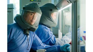 Prof. Dr. Christian Drosten und Doktorandin Sabine Gläsker arbeiten im Sicherheitslabor am SARS-Erreger.  (Bild: Lannert/Uni Bonn)