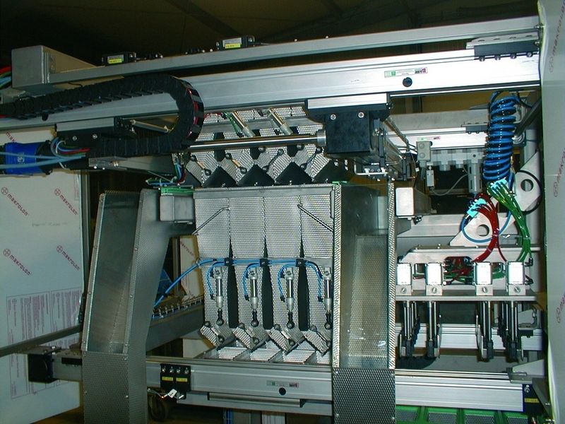 Bild 3: Verpressen von Schüttgut in einem Verpackungsvorgang:  Der bronzene „manus“ geht an Stefan Gröneweg, Gröneweg Maschinenbau GmbH, in Edewecht. Die Polymer-Lager sind hier u.a. aggressiven Säuren und Laugen ausgesetzt. (Archiv: Vogel Business Media)