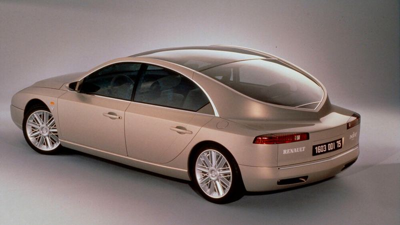 Fließheck repräsentativ gedacht: Das Concept Car Renault Initiale wurde 1995 vorgestellt und überraschte mit einem 3,5-Liter-V10-Motor mit 390 PS (287 kW) und einem maximalen Drehmoment von 359 Nm. Mittels manuellem 6-Gang-Getriebe wird eine Höchstgeschwindigkeit von ca. 300 km/h (elektronisch abgeregelt) erreicht. Die Antriebskraft wird auf alle Räder gleichmäßig verteilt. (Bild: Renault)