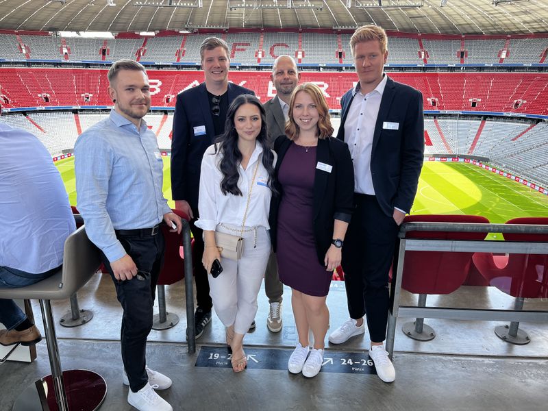 Das CANCOM Team (v. l.) Tino Queitsch, Anatolij Zverev, Özlem Strohmeier, Holger Räbiger, und Carolin Henzel mit Stefan Scheck, Sophos. (IT-BUSINESS)